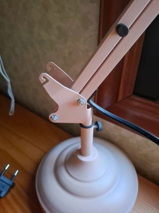 Lámpara de escritorio LEDKIA rosa
