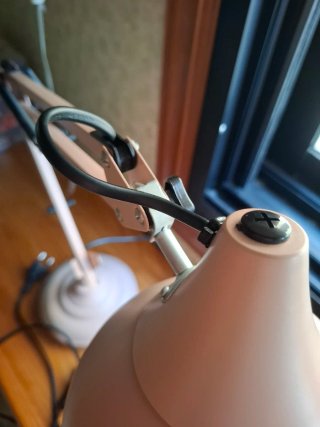 Lámpara de escritorio LEDKIA rosa