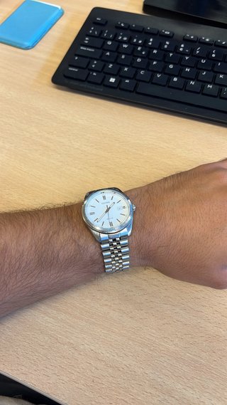 Reloj Casio plateado y blanco