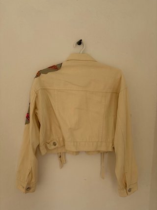 Chaqueta Beige Talla S con Bordados
