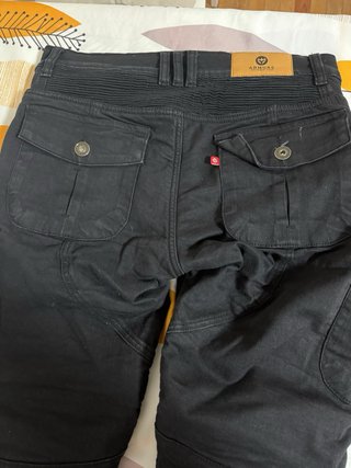 Pantalones de moto negros marca Armure.