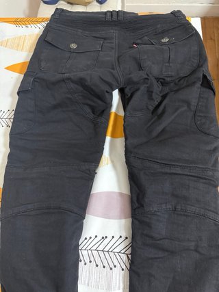 Pantalones de moto negros marca Armure.