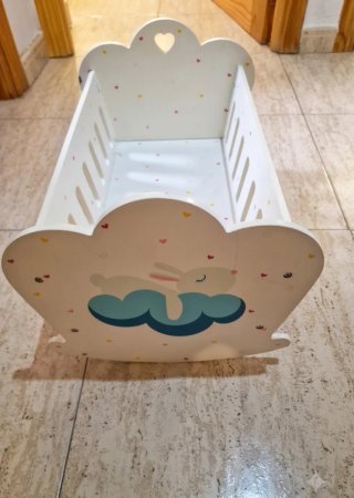 Cuna de muñecas con diseño de nube y conejo
