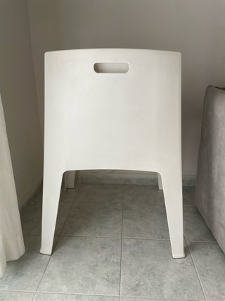 Sillón de exterior blanco de plástico