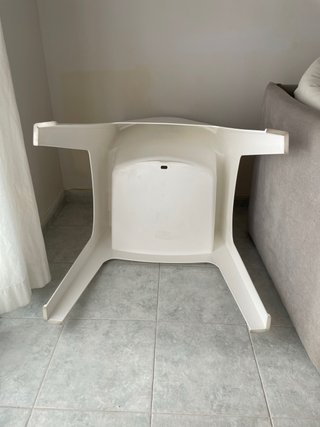 Sillón de exterior blanco de plástico