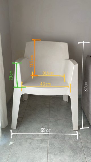 Sillón de exterior blanco de plástico