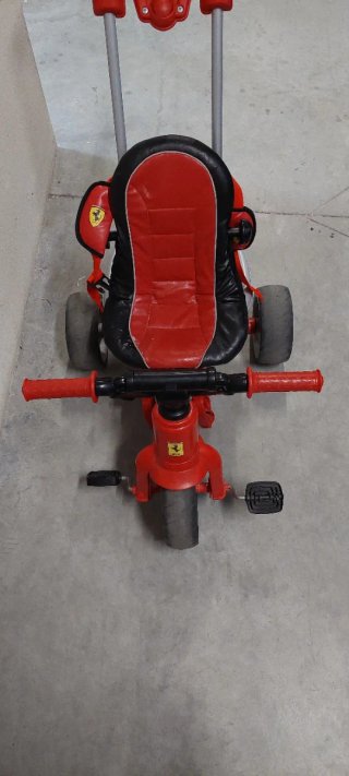 Triciclo Ferrari Rojo y Gris