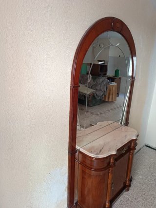 Mueble de entrada con espejo y mármol
