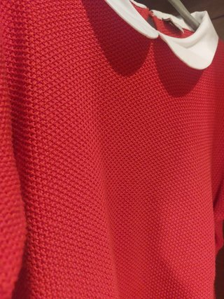 Jersey rojo cuello bebé blanco