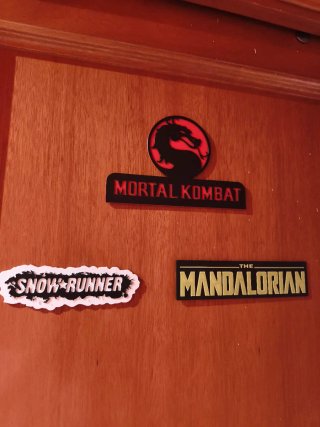 Letreros de videojuegos: Red Dead, God of War, DK,
