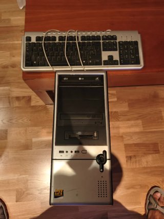 Torre y teclado ordenador antiguo LG