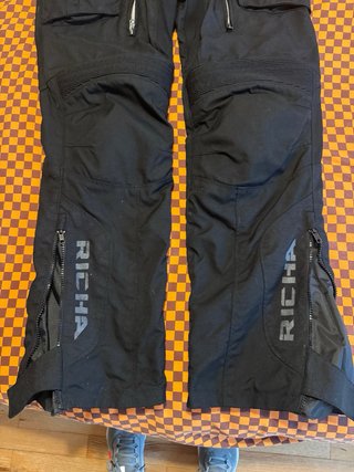 Pantalones de moto Richa negros.