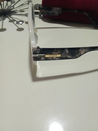 Gafas de sol Gucci blancas y grises