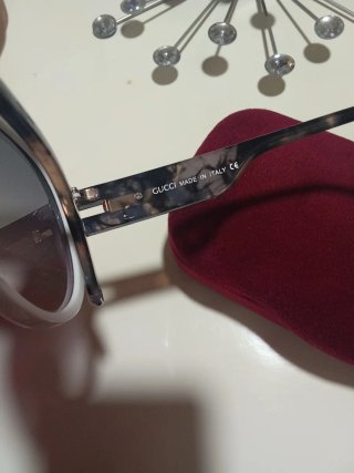 Gafas de sol Gucci blancas y grises