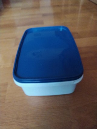 Tupper blanco con tapa azul