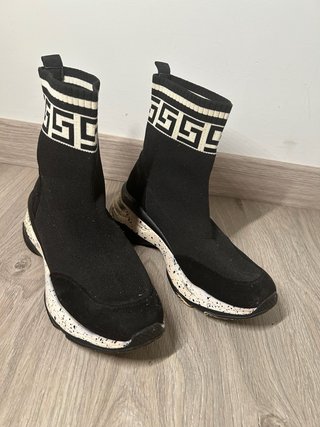 Botines negros con detalle blanco