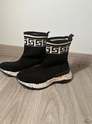 Botines negros con detalle blanco