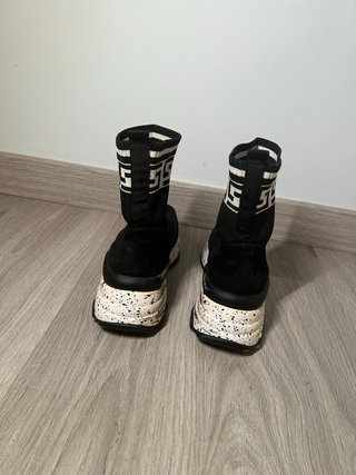 Botines negros con detalle blanco