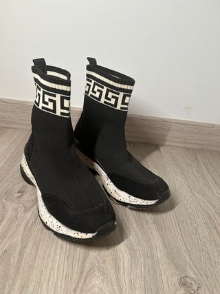 Botines negros con detalle blanco