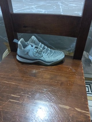 Zapatillas Jordan Grises y Blancas