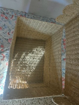 Baúl de mimbre beige con tapa