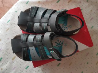 Sandalias piel niño talla 29 Kickers