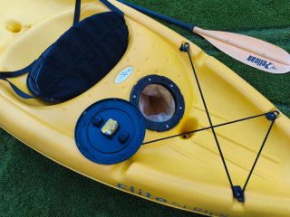 Kayak amarillo individual con remo Marca Pelican m