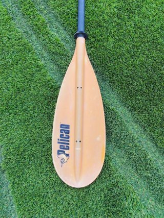 Kayak amarillo individual con remo Marca Pelican m