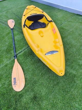 Kayak amarillo individual con remo Marca Pelican m