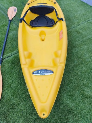 Kayak amarillo individual con remo Marca Pelican m