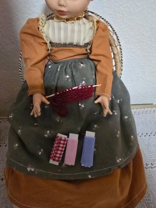 Muñeca antigua sentada