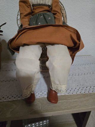 Muñeca antigua sentada
