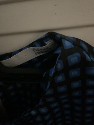 Blusa de seda azul y negra