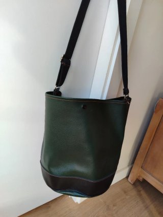 Bolso verde y negro de cuero