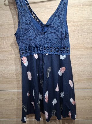 Vestido azul con estampado de plumas