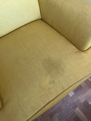 Sillón orejero amarillo tela