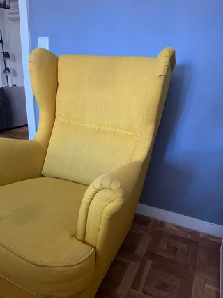 Sillón orejero amarillo tela