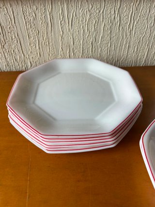 Juego de vajilla octogonal blanco con borde rojo