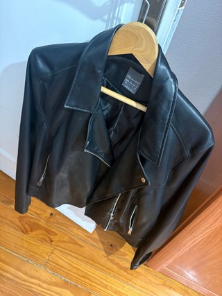 Chaqueta Biker Negra Primark y abrigo azul