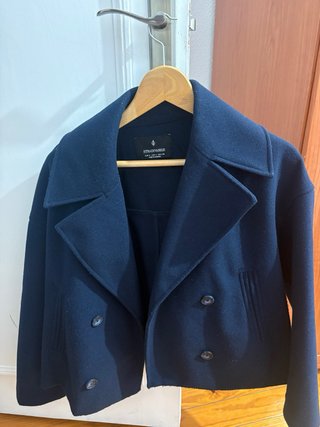 Chaqueta Biker Negra Primark y abrigo azul