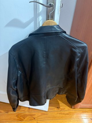 Chaqueta Biker Negra Primark y abrigo azul