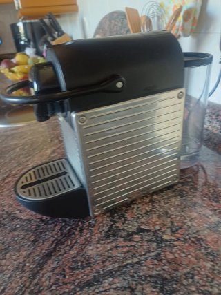Cafetera Nespresso Negra y acero inoxidable