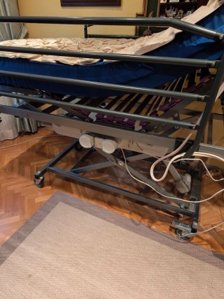 Cama articulada con colchón antiescaras