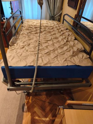 Cama articulada con colchón antiescaras