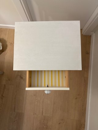 Mesa de noche de madera blanca