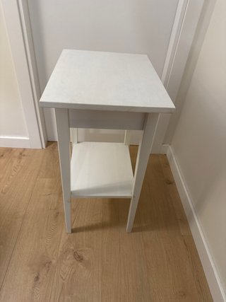 Mesa de noche de madera blanca
