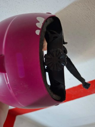 Casco infantil rosa con pegatinas