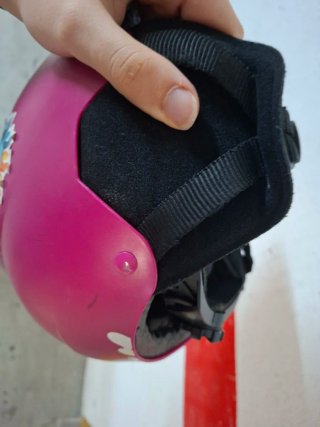 Casco infantil rosa con pegatinas