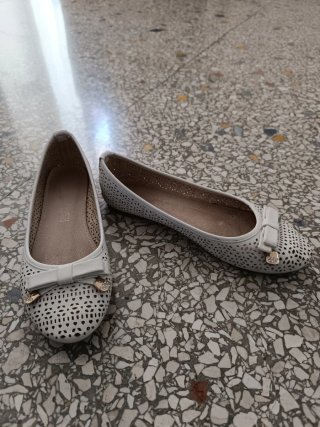 Ballerine bianche traforate con fiocco