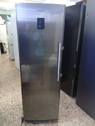 Congelador vertical plateado